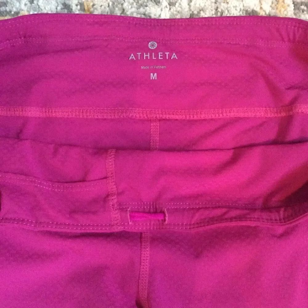 ATHLETA DOBBY BE FREE REFLECTIVE CAPRI LEGGINGS! M - Picture 6 of 8